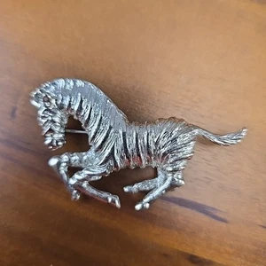 Broche prendedor figurativo cebra vintage plateado de 2,25 pulgadas - Imagen 1 de 3