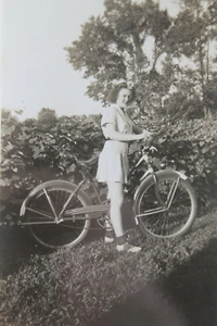 Mujer joven bonita de los años 40 posa con bicicleta bicicleta foto encontrada de colección blanco y negro #310 - Imagen 1 de 2