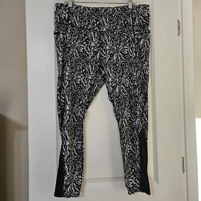 Leggings florales blancos y negros Avia para mujer con bolsillos e inserciones de malla talla 22 usados en excelente estado  Foto 1 de 4