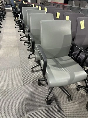 Silla de oficina/conferencia en acabado de cuero gris de Keilhauer Vanilla Foto 1 de 4