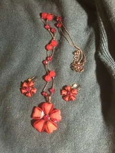 Pretty Flower shaped pink PENDANT NECKLACE + EARRINGS. Great price. Worn once. - Picture 1 of 5