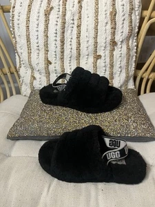 UGG FLUFF YEAH SLIDE BLACK SANDALS YOUTH SIZE US 3 - Picture 1 of 7