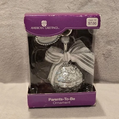 American Greetings Parents-To-Be 装饰银球弓婴儿淋浴礼品盒 — 第 1/4 张图片