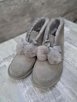 Zapatillas de invierno de piel de oveja UGG Kallen Pompom para mujer talla 7  Foto 1 de 4