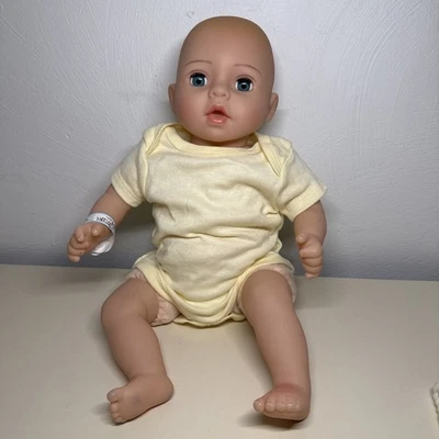 Muñeca bebé realista Adora 16" cuerpo suave con peso ojos azules abiertos/cerrados extremidad giratoria Foto 1 de 4
