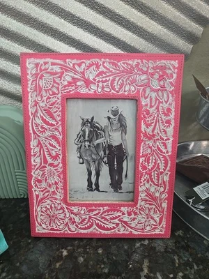 Marco de fotos de cuero rosa Myra 4x6" mecanizado a mano Foto 1 de 4