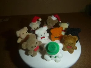 4 Teddybären Mini beflockt flauschig 1 Zoll groß braun Revers Hut Jacke Puppenhaus - Bild 1 von 6