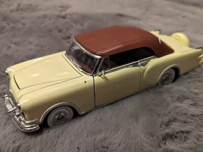 Coche diecast Welly 1:24 1953 Packard Caribbean 2 tonos techo blando suelto Foto 1 de 4