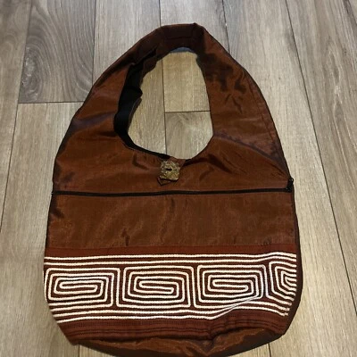 Bolso de mano de tela rojo Foto 1 de 2