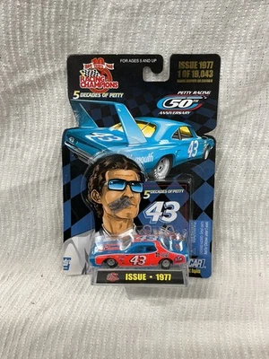 Richard Petty 1999 5 décadas de Plymouth Superbird 1977 1/64 NASCAR Foto 1 de 4