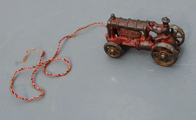 Антикварная чугунная детская игрушка фермерский трактор игрушка-тягач - Изображение 1 из 4