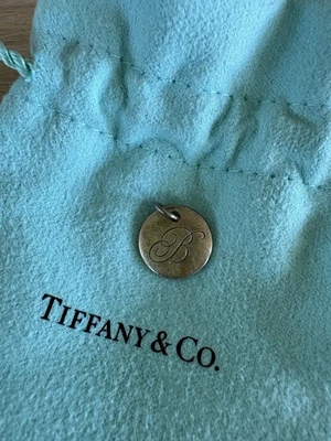 Tiffany & Co 925 Plata Letra D Notas Alfabeto Disco Redondo Inicial Dije Colgante Foto 1 de 2