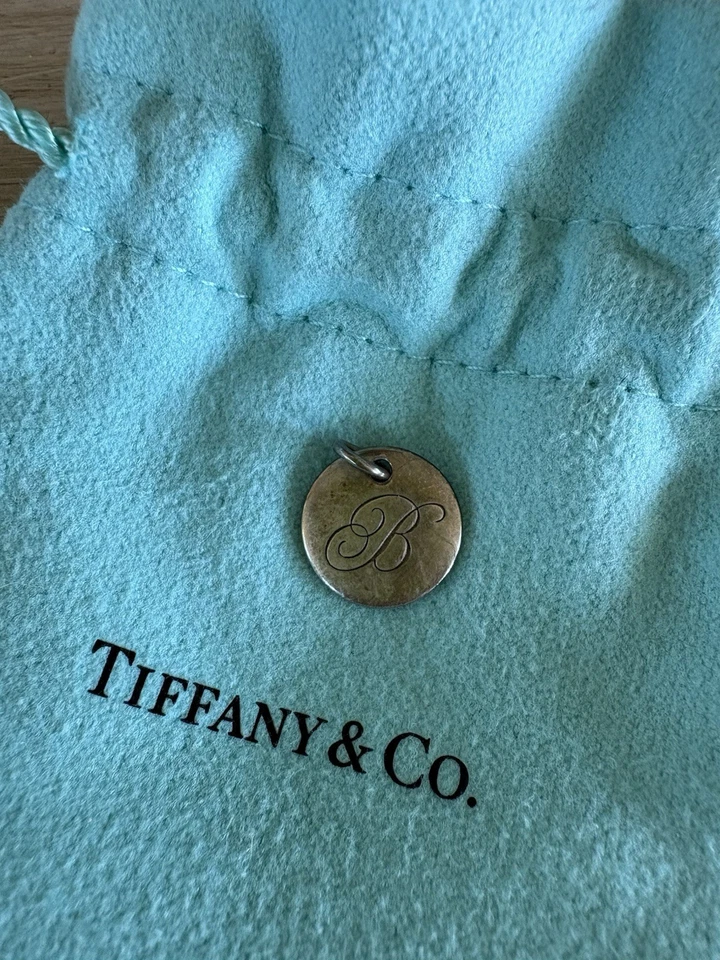 Tiffany & Co 925 Plata Letra D Notas Alfabeto Disco Redondo Inicial Dije Colgante Foto 1 de 2