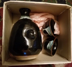 SAKE SET 2 CUPS AND BOTTLE BY KOTOBUKI IN ORIGINAL BOX - Picture 1 of 3