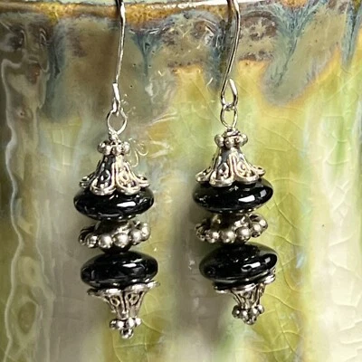 Pendientes colgantes apilados gancho francés cuentas disco vidrio negro tono plata. S789 Foto 1 de 3