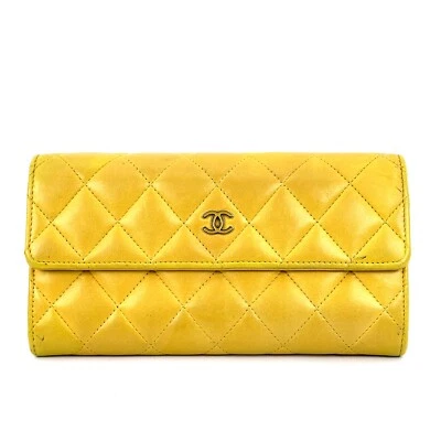 Подлинный длинный бумажник CHANEL из желтой овечьей кожи матлассе - Изображение 1 из 4