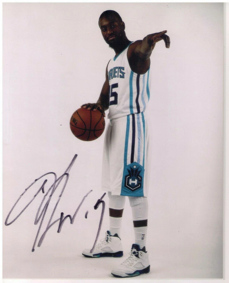 KEMBA WALKER CHARLOTTE HORNETS UCONN HUSKIES Signed Autographed 8x10 Photo Foto 1 de 1