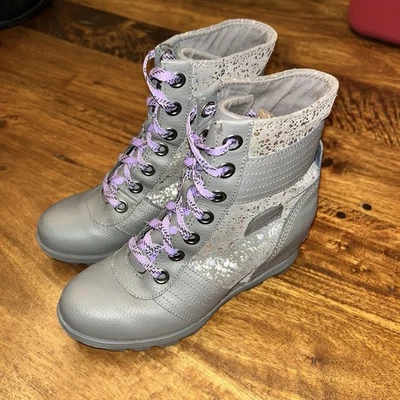 Botas de Invierno Sorel Lexie Cuña Cantera Cachemira Púrpura Jóvenes Niñas Talla 4 Foto 1 de 4