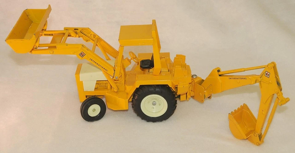 ERTL International ~ Harvester Backhoe Loader Farm Tractor #472 Diecast 1:16 Toy - Изображение 1 из 1