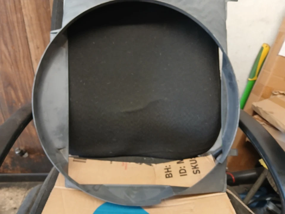 Cubierta del ventilador de refrigeración del radiador Mercedes-Benz 300D W123 1981-1985 OEM 126 505 0655 Foto 1 de 4