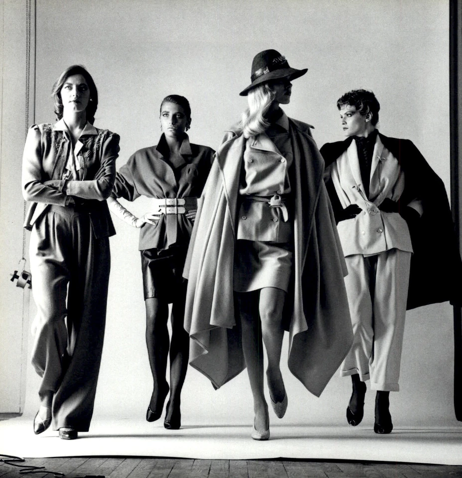 1992 1981 Helmut Newton vestido 4 modelos They Are Coming arte foto grabado  Foto 1 de 1