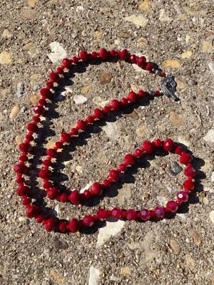 "Collar de cuentas rojas con detalles de plata hecho a mano, declaración roja 28""" Foto 1 de 4