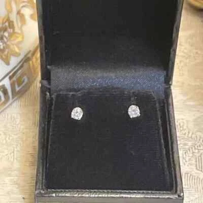 Aretes de diamantes naturales de medio quilate - oro amarillo de 14 quilates, par de 4 mm Foto 1 de 2