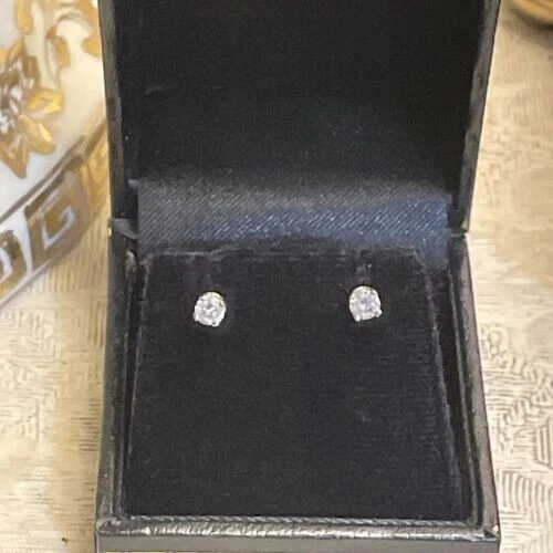 Aretes de diamantes naturales de medio quilate - oro amarillo de 14K, 4 mm Foto 1 de 2