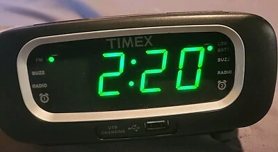 Radio Reloj Despertador Doble Timex Modelo T2351 Pantalla Verde Puerto USB Alimentación DC  Foto 1 de 4