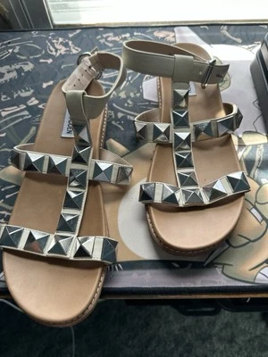 Steve Madden Daft 铆钉角斗士凉鞋(女式)- 棕褐色 - 8 M  — 第 1/3 张图片