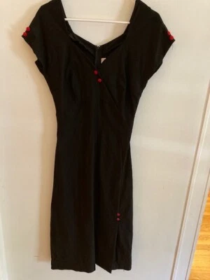 ¡Deja de mirar fijamente! Vestido falda lápiz manga gorra pin up negro con detalles de “botón” rojo Foto 1 de 4