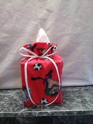 Diablo de Tazmania sobre tela de algodón rojo, hecho a mano, cubierta de caja de pañuelos cuadrados Foto 1 de 3