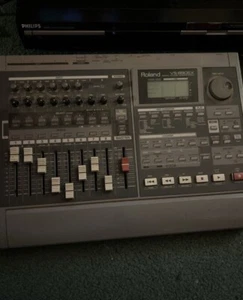 Roland VS-880 - 8 Track Digital Studio Workstation VS8F FX - MIDI + Power Cord - Picture 1 of 3