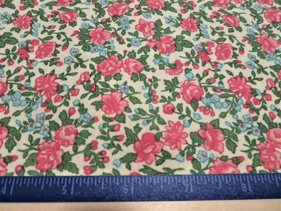 Tela blanca con flores de rosas rosadas sobre resortes de tela de algodón  Foto 1 de 1