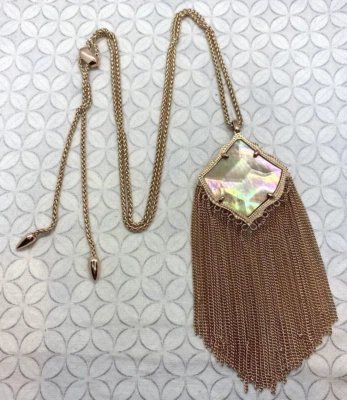 Colar de franjas Kendra Scott Kingston marrom madrepérola tom ouro rosa - Imagem 1 de 4