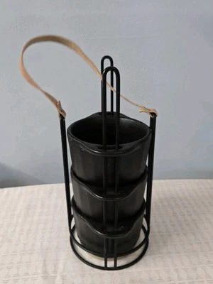 Juego de colección Hearth & Hand Chili Cookoff 3 cuencos de cerámica y soporte de metal de cuero Foto 1 de 4