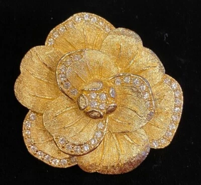 VINTAGE CHRISTIAN DIOR GOLD PLATED FLOWER PIN BROOCH - Image 1 of 4