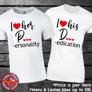 I Love Her Personality - I Love His Dedication Conjunto de Camiseta a Juego Regalo Divertido - Imagen 1 de 1