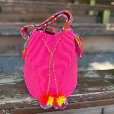 Bolso Wayuu colombiano rosa con diseño geométrico y correa multicolor Foto 1 de 4
