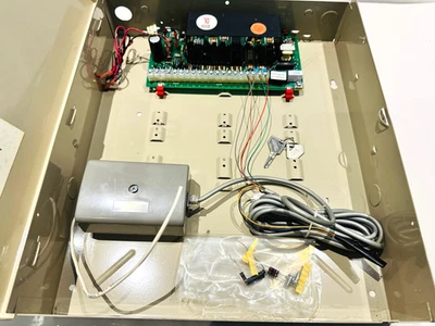 Gabinete de panel y placa de circuito Honeywell Ademco 4110DL Foto 1 de 4