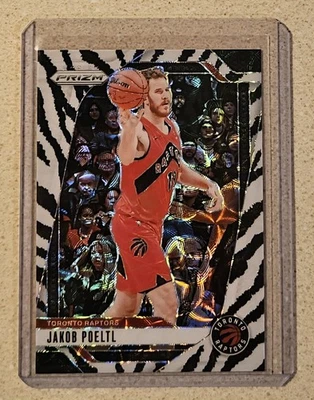 Jakob Poeltl 2024-25 Panini Prizm International SSP Negro Blanco Tigre Raya 🔥 Foto 1 de 2