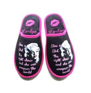 New Right Shoes Marilyn Monroe Slip On Slippers One Size Fits Most Gift Lips NIP - Picture 1 of 2