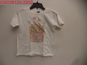 NWOT - Gildan Dryblend Unisex Kids White Fries Before Guys T-Shirt, Size S - Picture 1 of 6