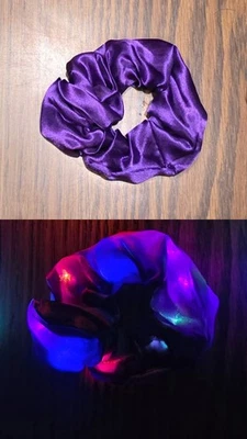 Scrunchie púrpura iluminado, 3 modos (parpadeo rápido, parpadeo lento y encendido constante) Foto 1 de 3