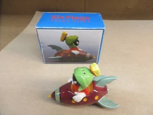 SIX FLAGS SOUVENIR MARVIN MARTIAN SPACESHIP SALT PEPPER SHAKER SET BOXED UNUSED - Picture 1 of 6
