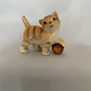 Estatuilla japonesa pintada a mano de porcelana naranja tigre gato a rayas con bola - Imagen 1 de 9