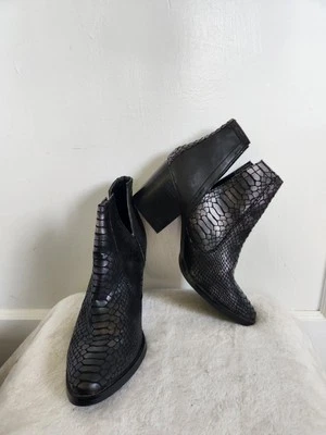 Bota Laura Marano couro sintético preto sem classificação 3" salto pele de cobra tamanho 8  - Imagem 1 de 4