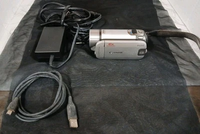 Canon FS200 Camcorder & 2GB SD Card - Image 1 of 4
