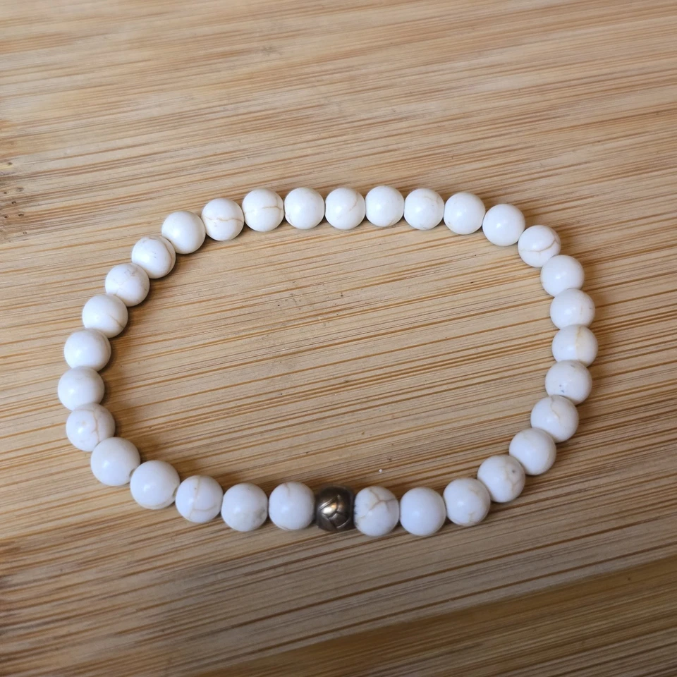 🌿 White Howlite Beaded Stretch Bracelet w/ Brass Lotus Accent Bead  Boho Zen Foto 1 de 1