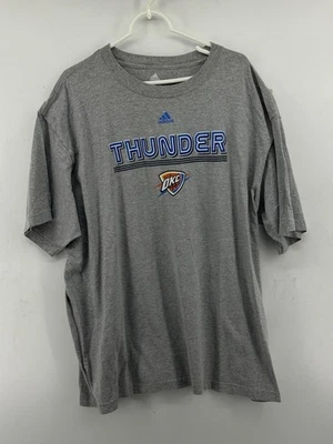 Camiseta Adidas OKC Thunder con letras gráficas texturizadas Foto 1 de 4